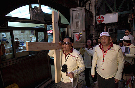 תיירים בדרך הייסורים, צילום: עטא עוויסאט