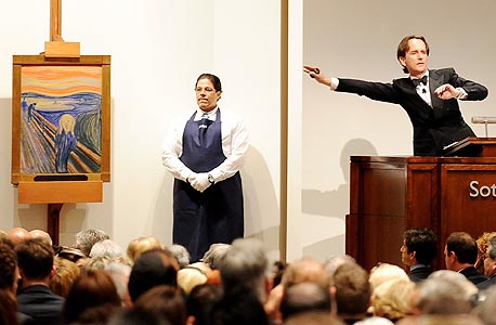 מאייר (מימין) מנהל את מכירת "הצעקה" של מונק תמורת 120 מיליון דולר במאי 2012, צילום: אי פי אי
