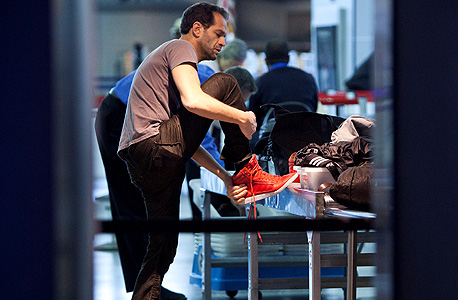 בדיקת נעלים בנמל התעופה JFK בניו יורק. "לא יעילה", צילום: רויטרס 