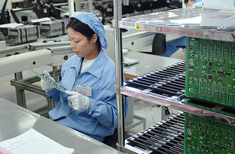 עובדת מפעל בסין (ארכיון)