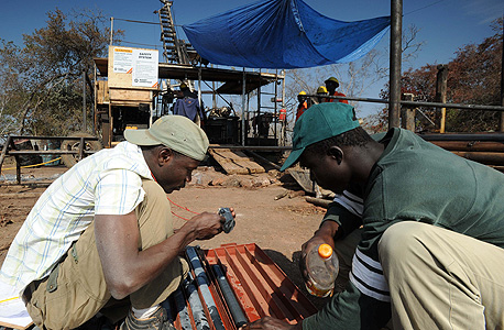 עובדים של ראנגולד מחפשים זהב בקונגו, צילום: בלומברג 