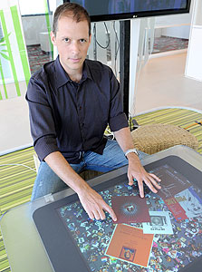 ערן יריב מציג את מחשב ה-Surface, צילום: ישראל הדרי