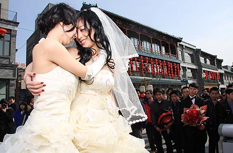כרזה מהקמפיין הסיני בעד נישואים חד־מיניים.  "עכשיו יוצאים מהארון במסות - לא רק כצעד אינדיבידואלי, עכשיו אנחנו גם יוצאים מהארון כקהילה", אומר קנת טאן, באדיבות המרכז ל-LGBT בואן יואן 