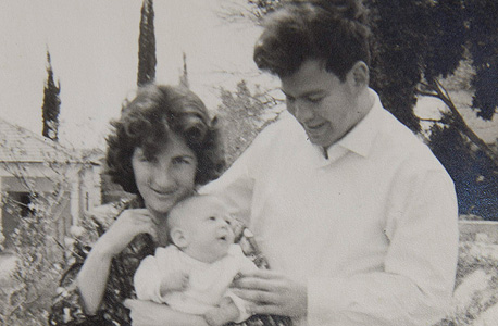 1961. אראל מרגלית, בן חצי שנה, עם הוריו איציק ומיקי בקיבוץ נען