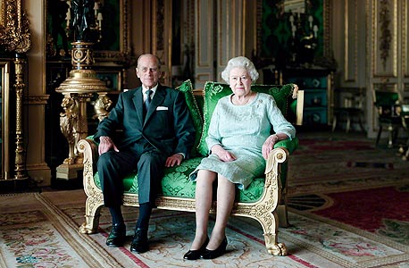 המלכה אליזבת השנייה ובעלה הנסיך פיליפ, צילום: בלומברג