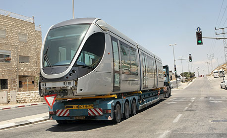 שר התחבורה בנסיעת מבחן של הרכבת הקלה בירושלים: &quot;זו בשורה לתל אביב&quot;