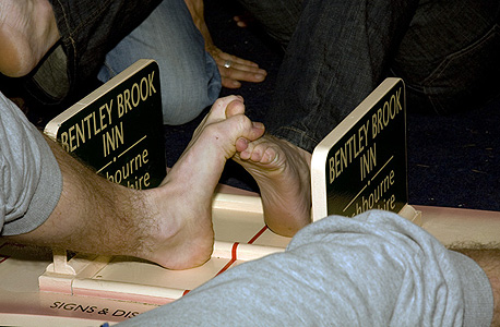 תחרות הבהונות באנגליה. אל תנסו את זה בבית