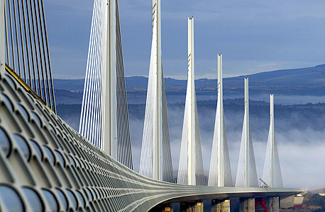 כל אחד מכבלי הפלדה שמעגנים את הגשר עשוי מ-91 כבלים קטנים יותר, שניתנים להחלפה בכל רגע, צילום: רויטרס 