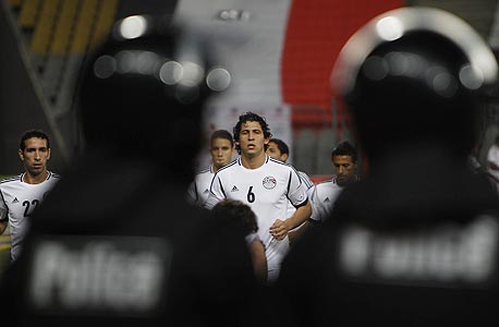 כדורגלן מצרי מול המשטרה. בוודאפון יוותרו מהר כל כך על אחיזה בכדורגל המצרי, צילום: רויטרס