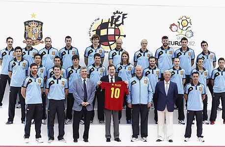 הפאדיחה הספרדית: הסמל שעל חולצת הנבחרת שייך לבית המלוכה הצרפתי