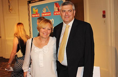עופר קוטלר, מנכ"ל שיכון ובינוי, עם אשתו פזית