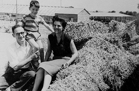 1956. יעקב יסקי, בן שש, עם הוריו רות ואברהם בקיבוץ ניר עם