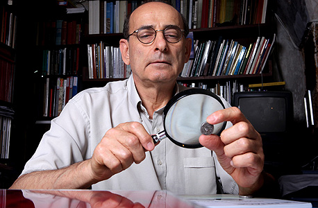 מומחה העתיקות רוברט דויטש. כל 1,200 המטבעות שדויטש מיפה במצב מצוין, רובם נמצאו ב"מטמונים" שהוחזקו בידי כוהנים