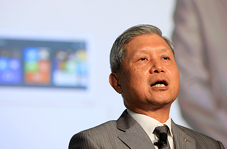 ג'יי טי וואנג, נשיא אייסר, מציג את הדגמים החדשים