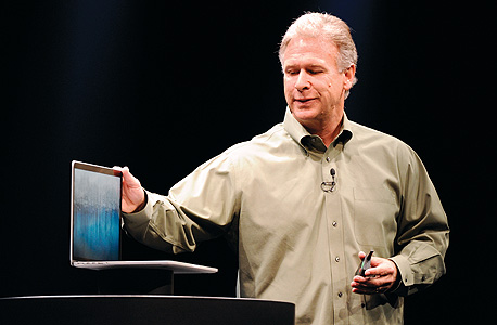 פיל שילר,סמנכ"ל השיווק הבינלאומי של אפל מחשב חדש ועידת המפתחים WWDC , מציג את המחשב החדש