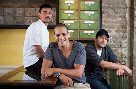 (מימין) מנהל המסעדה שי גורביץ', השותף לירון תמיר והשף שלומי בן שימול. החברים התבגרו ומבלים פחות בברים ומועדונים (מימין) מנהל המסעדה שי גורביץ', השותף לירון תמיר והשף שלומי בן שימול. החברים התבגרו ומבלים פחות בברים ומועדונים