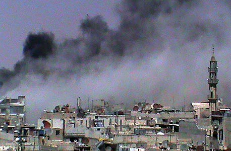 העיר הסורית חומס בוערת, כתוצאה מהפצצות נרחבות של צבא אסד