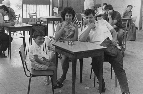 1968. רונן טוב, בן ארבע, עם הוריו יצחק ושרה בתחנת הרכבת ארלוזורוב בתל אביב