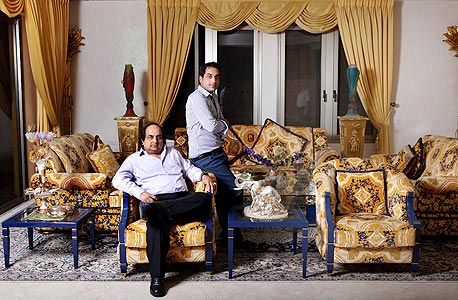 רופין בנסלי (51) ובנו אנקור (27), בביתם בהרצליה פיתוח. בצהריים פותחים במשרד שולחן של אוכל הודי מסורתי, והקניינים, המתווכים ועובדים אחרים בבורסה, ישראלים וזרים, מגיעים לאכול במשך שעות