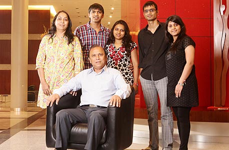 ללו פתאל עם אשתו מנג'ולה, הבן אבישק (מעל אביו) ואשתו שיבאני והבן שריאס ואשתו קרוטי (מימין), בלובי הבניין שלהם במגדלי YOO. עשרים וחמש שנה בישראל, כולם חיים יחד בדירת ארבעה חדרים.  "לגור ביחד זה הכי חשוב. זאת התרבות ההודית. בבית של אשתי 38 איש חלקו מטבח אחד, אז מה זה שלוש משפחות בדירה? יש בזה כיף ובלגן, ככה זה בכל בית הודי"