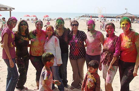 נשות הקהילה בחג ההולי, שנחגג בישראל בהצטבעות המונית על החוף. ועדת התרבות הקהילתית מארגנת חמישה אירועים בשנה