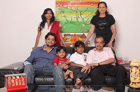 משפחת פאריק - הסבא והסבתא רג'ונה ושטיש, הבן סהיל,  אשתו סטוטי והילדים אדי ואיאן - בדירתם ברמת גן. סטוטי מנהלת מקדש ביתי פעיל מאוד ומעבירה שיעורי דת לילדי הקהילה. "אם מגישים לבן שלי עוגה או עוגייה בבית הספר, הוא קודם כל ישאל אם היא מכילה ביצה. אם התשובה היא כן, הוא יגיד: אני לא אמור לאכול את זה"