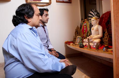 אנקור ורופין בנסלי במקדש הביתי. בכל בית יש אחד כזה, עם פסלי אלים, דרגש ומחצלת לתפילה, שעליה מקפידים פעמיים ביום