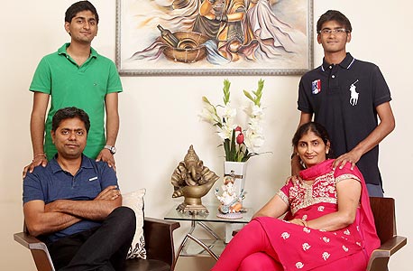 סנג'יי (משמאל) ונישה שה עם ילדיהם סונאק ושנהאי בדירתם ברחוב ויצמן בתל אביב. חיים בישראל 23 שנה שבהן נישה, בעלת תואר במינהל עסקים ואנגלית טובה, התרכזה בגידול הילדים. "לילדים יש חברים ישראלים, הם מכירים מצוין את התרבות, אנחנו מגיעים לאירועים של ישראלים, אנחנו יותר ישראלים מישראלים, אבל הכלה תהיה הודית" 