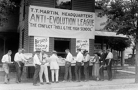 מכירת ספרים ששוללים את האבולוציה ב-1925, צילום: איי פי