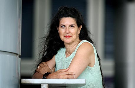 צפרא פרלמוטר.  מעצבת בהשראת מותגי על ומקבלת פידבק מהשותפות