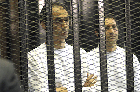 שני בניו של מובארק, גמאל ועלאא, בבית המשפט (ארכיון). קנס של 20 מיליון דולר, צילום: רויטרס