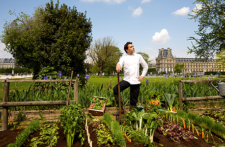 יאניק אלנו בגן ירק פריזאי, צילום: Jean-François Mallet 