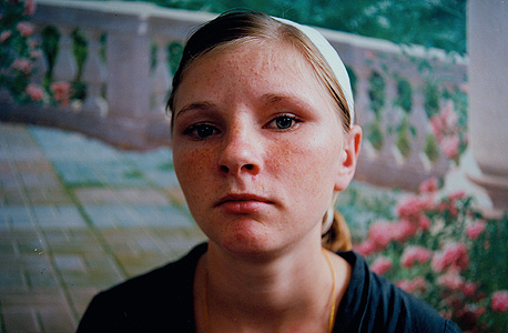  יוליה. נשפטה על גניבה. כלא נשים, אוקראינה, 2009 , צילום: מיכל חלבין