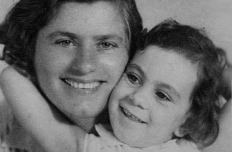 1945. אילה פרוקצ'יה, בת ארבע, עם האם יפה בביקור המשפחה בתל אביב