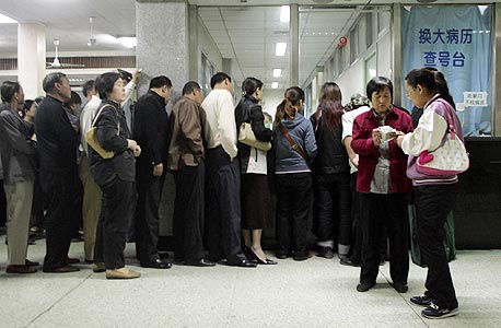 בבית החולים יוניון בבייג'ינג עומדים חולים בתור לרופא, לפעמים ימים שלמים. לצדם עומדים ספסרים, שמוכרים את מקומם לכל המרבה במחיר
