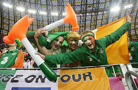 אוהדי נבחרת אירלנד בכדורגל. ישמחו גם מהכלכלה?