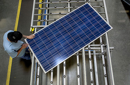 ייצור של פאנל סולארי, צילום: בלומברג