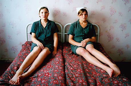  לנה וקטיה. כלא לעברייניות צעירות, אוקראינה, 2009 , צילום: מיכל חלבין