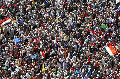 המונים מפגינים בכיכר תחריר במצרים