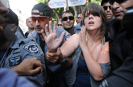 המעצר של דפני ליף בהפגנת המחאה בקיץ. "הצטרפה למפגינים והתנגדה למעצרה", צילום: ירון ברנר ynet