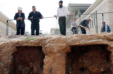 מנהרות קבורה שהתגלו ליד הכנסת ב-2006