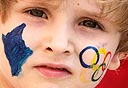 ילד בקוסובו עם הטבעות האולימפיות. עניין עולמי, צילום: רויטרס