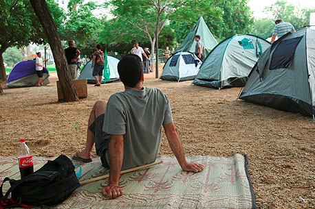 מחאת הדיור בתל אביב, 2011. "אלה לא התושבים הזרים שמשנים את השוק אלא הישראלים וההון שלהם. אין פה מס ירושה, אז אם לסבא שלך היו מיליון שקל גם לך יהיו מיליון שקל" 