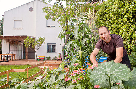 "אני בוצר ענבים כדי לייצר בעצמי יין. ובעיקר אני עובד הרבה בגינה"