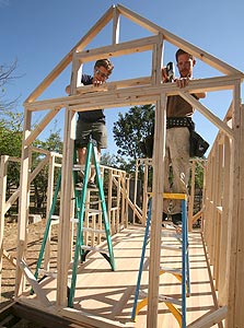 שייפר ובנו בונים בית זעיר, צילום: איי פי