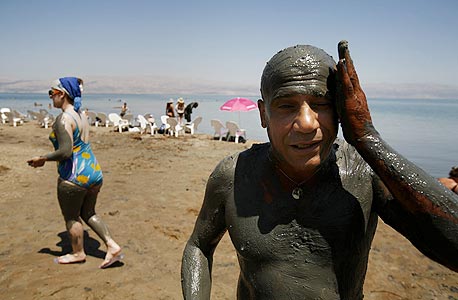 תייר בים המלח, צילום: עמית שאבי