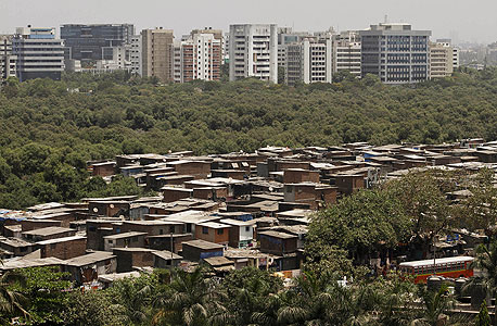 שכונת עוני במומבאי, צילום: בלומברג