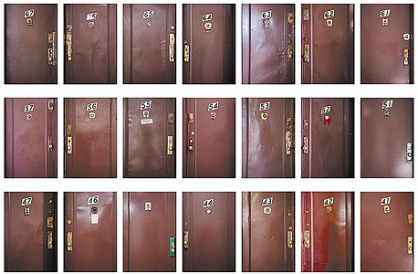 מתוך הפרויקט של זכאי. "ברגע שנפתחה דלת של דירה, נכנסתי לחיי אותו דייר" מתוך הפרויקט של זכאי. "ברגע שנפתחה דלת של דירה, נכנסתי לחיי אותו דייר"