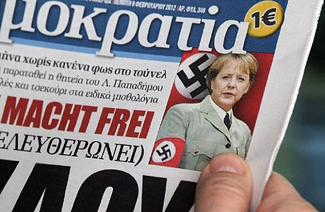 אנגלה מרקל מוצגת כנאצית בעיתון יווני, ב-2012
