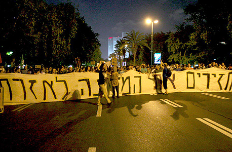 מפגינים שעזבו את העצרת המרכזית צועדים בתל אביב, צילום: עמית שעל 